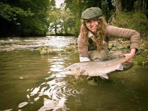 0020866_arundell_arms_female_guest_with_her_first_salmon_2013.jpg.jpeg