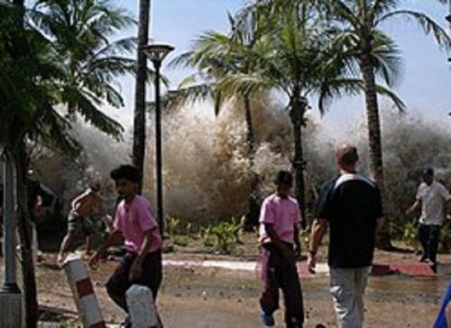 250px-2004-tsunami[1].jpg